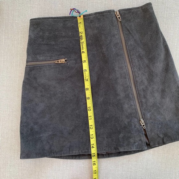 BLANK NYC Gray Suede Leather Mini Skirt Silver Tone Zipper Size 25" Waist - Picture 9 of 9